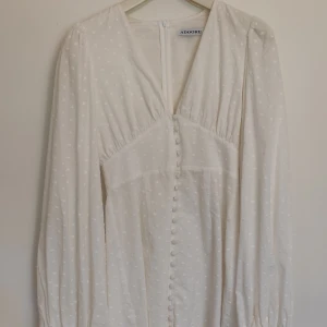 Adoore klänning  - Säljer min studenklänning från Adoore i storlek 36 😍