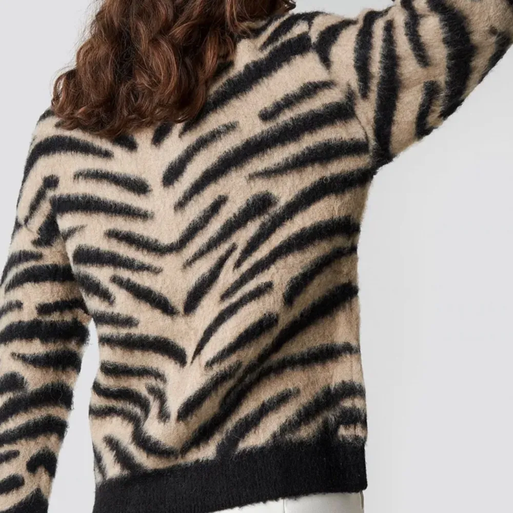 Säljer denna jättefina zebramönstrade tröjan från NA-KD! Aldrig använd, nypris 489 men säljer för 200😊. Stickat.