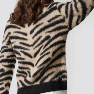 Säljer denna jättefina zebramönstrade tröjan från NA-KD! Aldrig använd, nypris 489 men säljer för 200😊