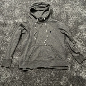 Ralph lauren - Tjena, det är en riktigt fin hoddie som är lite för liten på mig så därför säljer jag, den är i st S men skulle säga att den passar xs nypris 1800 mitt pris 599 men pris kan diskuteras vid en snabb affär