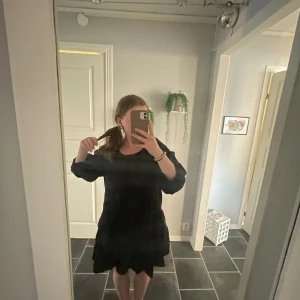 Svart klänning - Super bra skick!! Säljer då jag ogillar svart på mig själv, passar folk i storlek S/M och även liten L! Skulle även passa för längden mellan 160-173cm ungefär!!