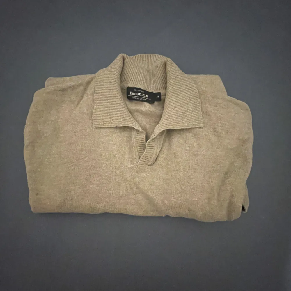 En snålt använd tröja som är köpt på dressman. Modellen är 175, storlek M men passar även S. Tveka inte på att höra av dig om frågor!. Tröjor & Koftor.