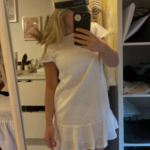 Vit klänning/Student klänning - Vit klänning med volang perfekt till studenten! Storlek 34, aldrig använd. Säljer för 200kr + frakt!