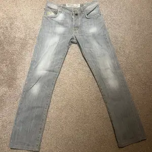 Tjena! Säljer nu mina Jacob Cohen jeans som jag köpte för cirka 6 månader sedan. Jag säljer dem nu för att de inte längre passar men älskar verkligen dom och hur tvätten är! Modellen är den populära 688 och storleken är 30! Priset är ej hugget i sten