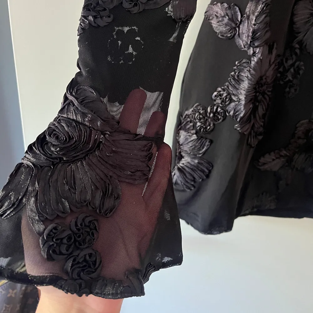 Sååå fin svart klänning med öppen rygg! Superfin passform, endast använd 1 gång. Stlk M men passar s/m. Pris 350kr +frakt. Klänningar.