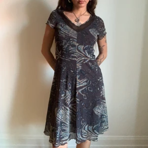 Witchy 90’s midi dress - Otroligt fin vintage klänning köpt på Humana🪐✨ väldigt skönt mesh-aktigt material, fin 90s vibe. Står inte storlek men passar perfekt på mig som är 38/M