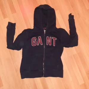 Y2K Gant hoodie - Säljes då jag växt ur den. Stil : 170 cm / 15 år, flicka. Kan passa en XS. I begangnat men välvårdat skick. Ej urtvättad, broderiet/märket är i mycket gott skick ( se bild 3 ). Dragkedjan har aldrig strulat. Köpare står för frakt.