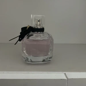 YSL Mon Paris  - En jätte fräsch parfym från YSL luktar blommor med en hint av vanilj samt violet.Pris kan diskuteras 