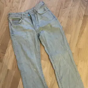 Ljus gråa jeans som är lågmidjade från Gina Tricot, tyvärr är dom för små för mig så säljer. ❗️Nypris 499kr men säljer för 170kr❗️ 