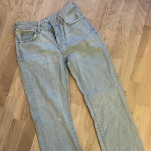 Ljus blåa jeans lågmidjade - Ljus gråa jeans som är lågmidjade från Gina Tricot, tyvärr är dom för små för mig så säljer. ❗️Nypris 499kr men säljer för 80kr då jag bara vill få dom sålda nu😅❗️ 