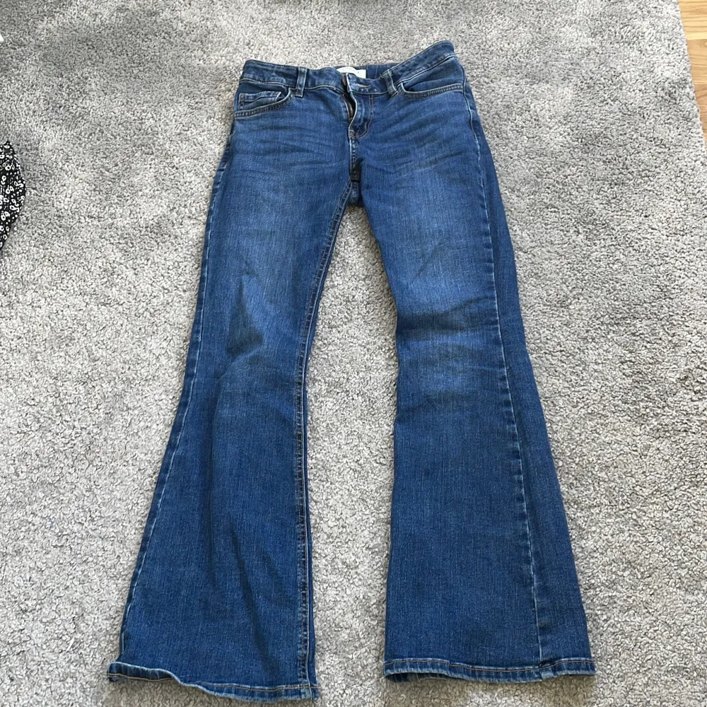 Super snygga bootcut jeans från Lindex ❤️ Säljer pga att det är för små❤️😚 De är jätte sköna❤️ Storlek 164💗 Står inte för frakten och postens slarv 🙌🏼☺️. Jeans & Byxor.