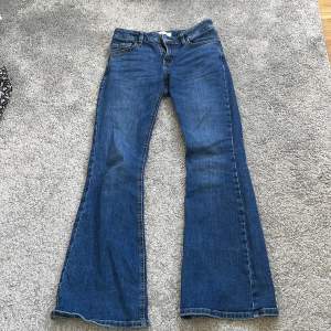 Super snygga bootcut jeans från Lindex ❤️ Säljer pga att det är för små❤️😚 De är jätte sköna❤️ Storlek 164💗 Står inte för frakten och postens slarv 🙌🏼☺️