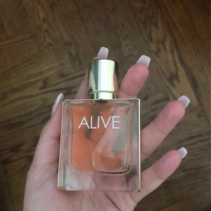 Hugo boss Alive - Säljer min nya Hugo boss parfym som har 50ml, säljer hyfsat billigt för original priset. Väldigt populär doft. Säljer den då jag sparar ihop pengar just nu. Skriv gärna om ni har några fler frågor🥰