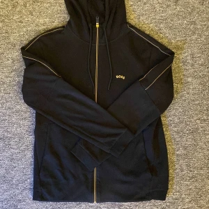 Hugo boss  - Säljer min boss hoodie den är i ganska bra skick men den är använd ett fler tal gånger.  