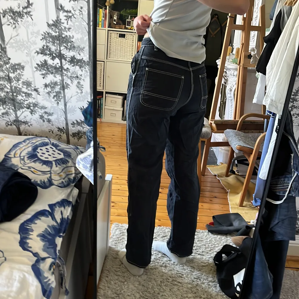 Jättefina jeans med vita detaljer som är lätta att styla. Är tyvär inte riktigt min stil så säljer efter att ha fått från en kompis. ✨midjemått: ca 36 cm på byxorna. Jeans & Byxor.