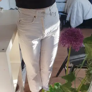 Vita jeans från Zara i stl 34/xs. Några fläckar vid ena knät. Endast swish! Skriv vid frågor och funderingar☺️ Går att skriva egna prisförslag :)
