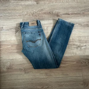 Replay jeans - Ett par jeans i absolut topp skick förutom en blekning som syns på bild 3. Nypriset på dessa jeans ligger på runt 1000kr. Längden på byxorna är 98cm och midjan 41cm jämför gärna med ett par egna och sen är det fritt fram att använda ”köp nu”.
