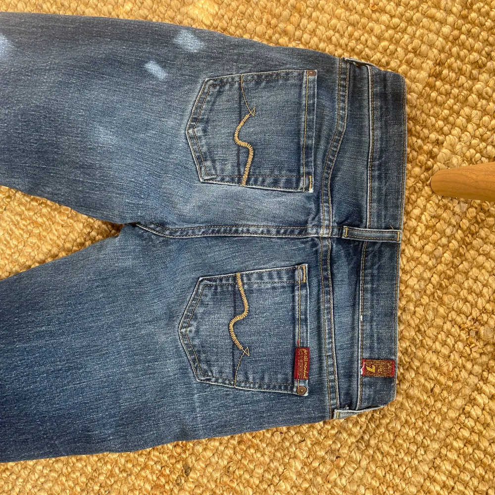 Bootcut lågmidjade jeans från 7 for all mankind i super skick! Midjemått: 36cm rakt över Innerben: 80cm Använd gärna köp nu! Jag är 172!. Jeans & Byxor.