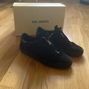 Ett par Axel arigato skor som blivit för små ny pris 2500 säljs för 1000 kr höger skorn är lite bredare på grund av att den blivit lagad av skomakare men inget som märks men skorna är i bra skick  allt og följs med👍🏼 