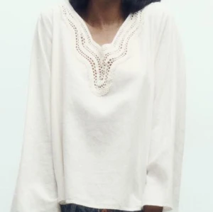 Zara blus - Jättefin linneblus från zara😍😍 Passar perfekt till sommaren! Storlek xs och i nyskick