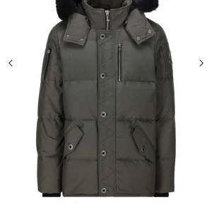 Moose Knuckles jacka  - Säljer en fin ny Moose Knuckles jacka i storlek M. Finns också påse för jackan. Den är använd några gånger jag har haft den i 3 månader. Ny pris 11000kr 