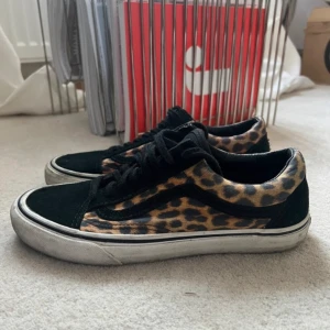 Leopard skor ❤️‍🔥❤️‍🔥 - Ett par svarta leopard skor från vans i storlek 38. As snygga, bra kvalitet ❤️