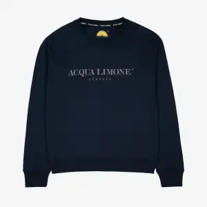 Säljer min helt oanvända Acqua Limone College Classic tröja med prislapp kvar då jag fick fel storlek. Färgen är i 580Navy och i storlek S. Nypris: 1099kr, säljer den för 499kr. Skicka om ni har fler frågor! 