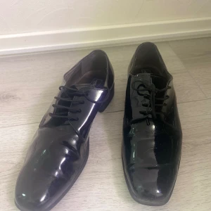 Kostym skor- AALTONEN högt värde, 43,44 - Kostym skor från märket AALTONEN av högt värde och klass. Äkta och knappt använda, Svarta och blanka.  Värde pris 1200 uppåt.  Finns 2 i storleken 43 och 1 i storlek 44.  Standard pris för alla skor. 