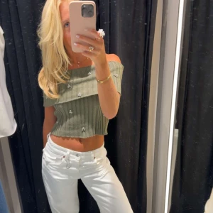 Grön offshoulder - Säljer denna så fina stickade off-shoulder tröjan från zara. Helt oanvänd. Säljer då den ej kommit till användning och för sent att lämna tillbaks💕💕💕