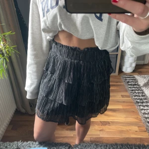 Glitter kjol - Snygg oanvänd glitterkjol med volanger Only str S 