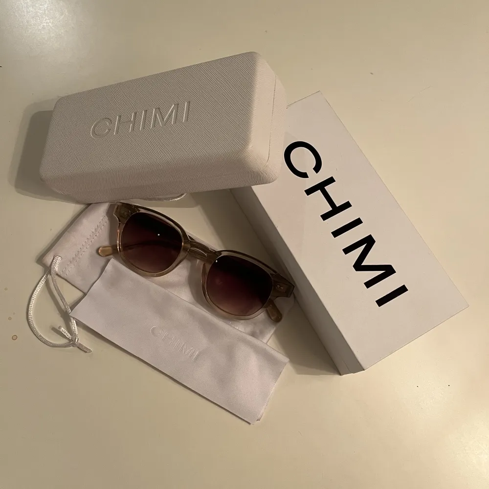 Säljer dessa chimi 01 solglasögon i färgen ecru. Allting original medföljer. Väldigt sparsamt använda. I mycket bra skick. . Accessoarer.