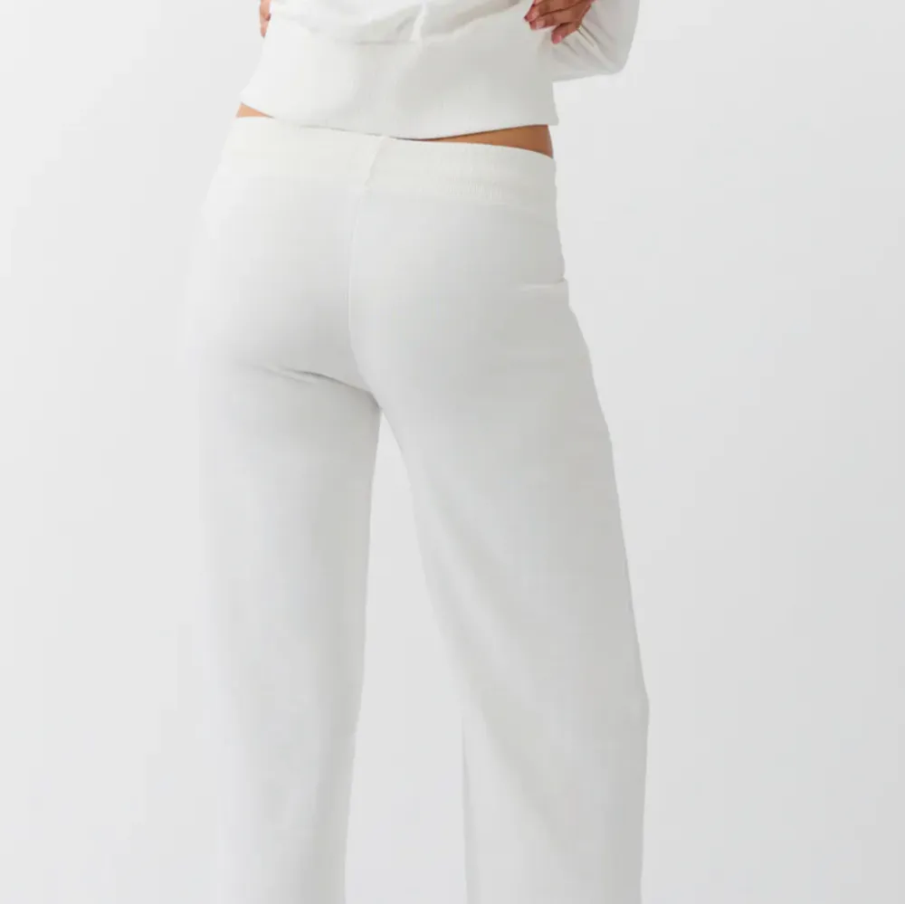 Slim low waist sweatpants VITA från Gina tricot❣️Helt oanvända, prislapp finns kvar. . Jeans & Byxor.