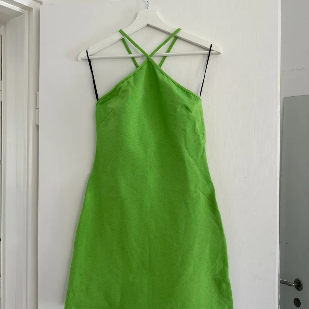 Snygg grön klänning, använd 1-2 ggr.  Passar S-M  . Klänningar.