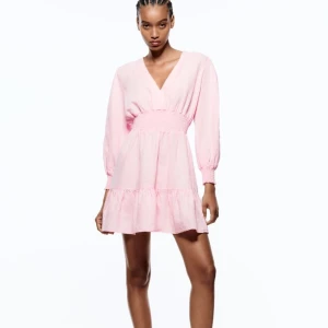 Rosa klänning - Säljer min söta klänning från zara, använd ett fåtal gånger! Så den är i välidgt bra skick💕 Säljer då den inte kommer till användning längre☺️