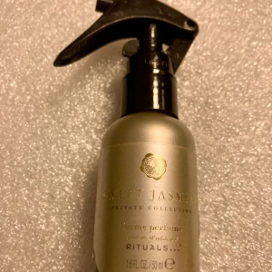 *NY*Rumsdoft, Sweet Jasmine, 50 ml, Fr Rituals  - Ny oanvänd  Rumsdoften Sweet Jasmine är berikad med fruktiga och upplyftande  toppnoter av syrlig citrus och bär i kombination med väldoftande blommor som pion och liljekonvalj. Sandelträ berikar rumsdoften med en varm,  elegant arom. 