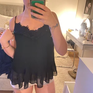 fest topp - Säljer denna fest blusen med spets uppe. Så snygg, köpt second hand😇😇😇