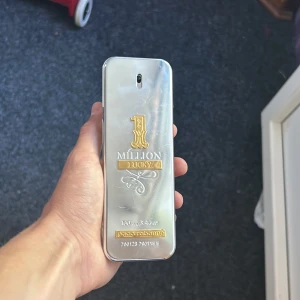 Paco Rabbane One Million Lucky - Detta är en underbar Parfym som är inte på marknaden längre. Det är en fin doft som passar jätte fint inför sommarkvällarna, den har noter av plommon, honung, hasselnöt och patchouli. Och det är cirka 70ml av 100ml