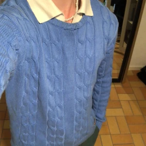 Bondelid Kabelstickad tröja  - Tydlig defekt på tröjan som är hålet vid  nack-remmen. Går säkerligen att sy ihop. Annars väldigt fin tröja som är snygg till sommaren! 