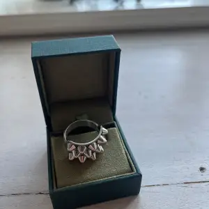 Super snygg nit ring från Edblad i silver. Den är väl använd men säljs då den inte längre kommer till användning. Skriv privat för fler bilder ❣️❣️