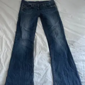 Jätte coola utsvängda och lågmidjade jeans med detaljer. Innerbenslängden är ca 77cm och midjan är 40cm. Skriv om du undrar något💗