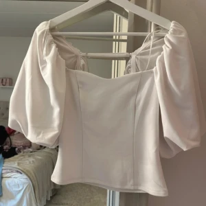 topp  - vit topp med balongärmar, från bikbok använd nångång 