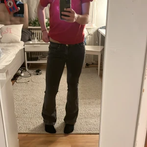 Lågmidjade bootcut jeans - Säljer dessa lågmidjade utsvänga jeans i bra skick, Jeansen är mörkgråa och är lite korta på mig som är 160, säljer de pga för små i midjan. Storleken är 32 