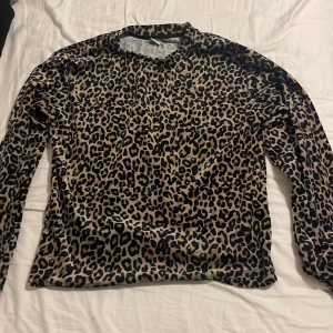 Leopard tröja  - Använd sen lämge men i bra skick, är i barnstorlek men passar mig som har S-M i storlek.