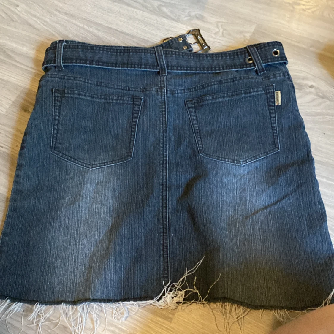 Broderad kjol med bälte - 90