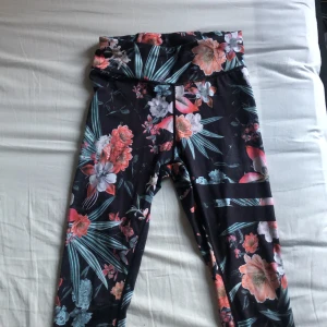 Blommiga träningsbyxor  - Ett par blommiga tights som fungerar super att träna i! Använda men självfallet tvättade 