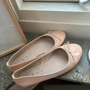 Söta ballerinaskor - Söta ballerinaskor som är köpta på Vinted, säljer då de va för stora. Beigerosa färg i storlek 37. Inte märkbara täcken på användning 