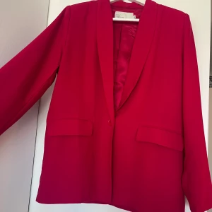 Röd kavaj/blazer - Röd kavaj/blazer från Nelly. Använd fåtal gånger. Mycket bra skick! 