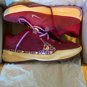 Freak 5 nike basketball shoes - Brand new only tried on  Size 45 