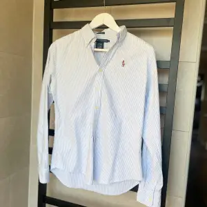 Ralph Lauren skjorta blå vit randig i fint skick storlek S.