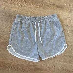 Mjukisshorts - Gråa mjukisshorts i bra skick!